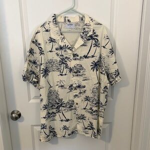 Old Navy Men's Shirt with Cream and Navy tropical Design